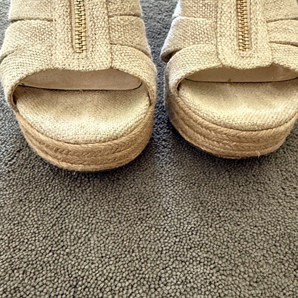 Michael Kors Crème Wedges - Picture 4 of 10
